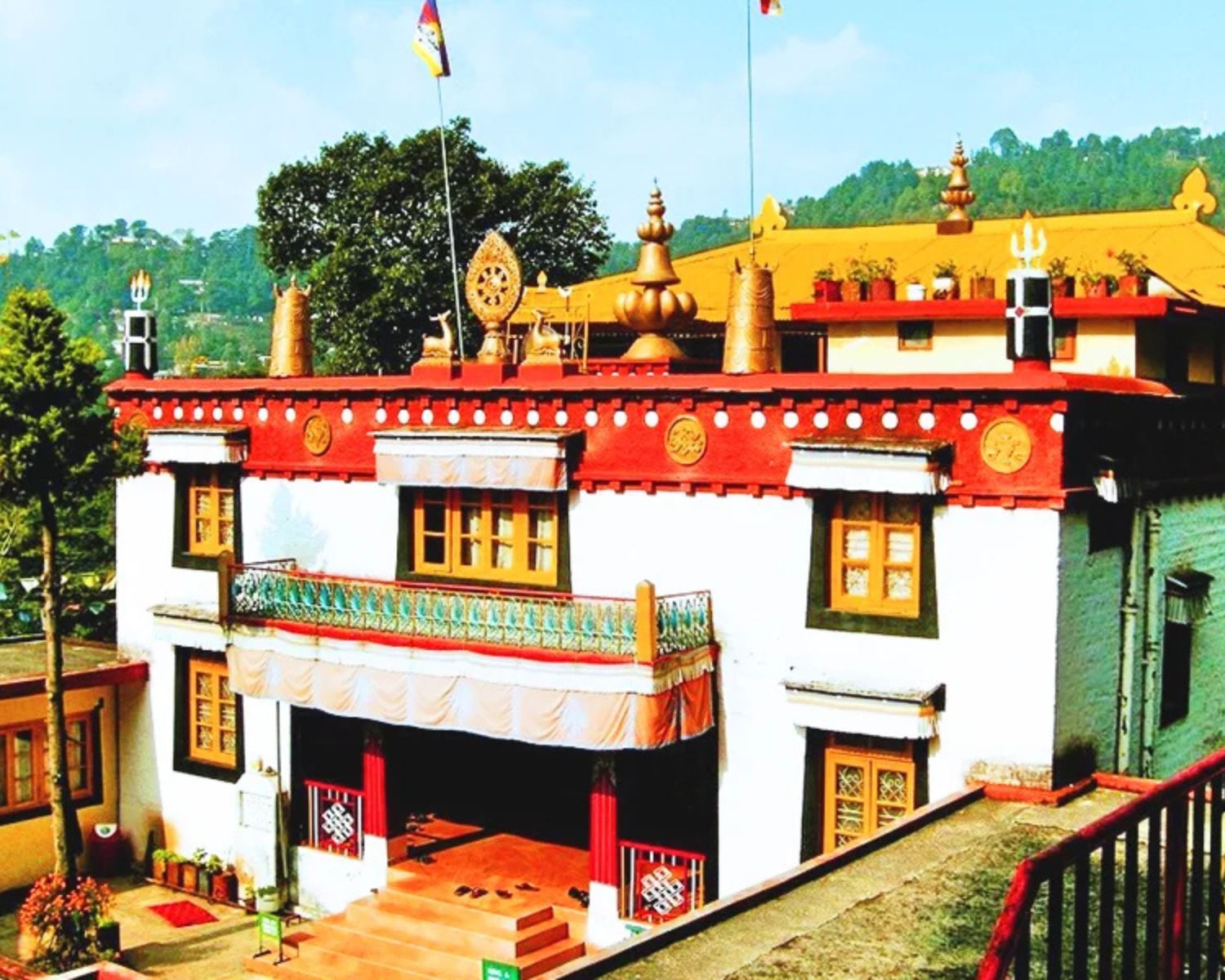 exploreyoga-spiritual-tsuglagkhang-dharmashala